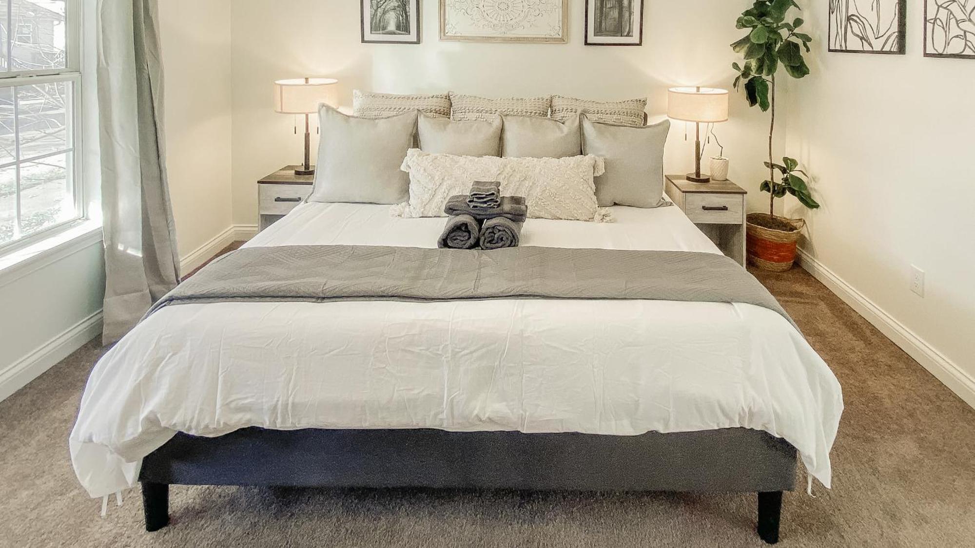 5 Mins To Speedway! Walk To Zoo, Wr Park, Iupui! Villa Indianapolis Bagian luar foto