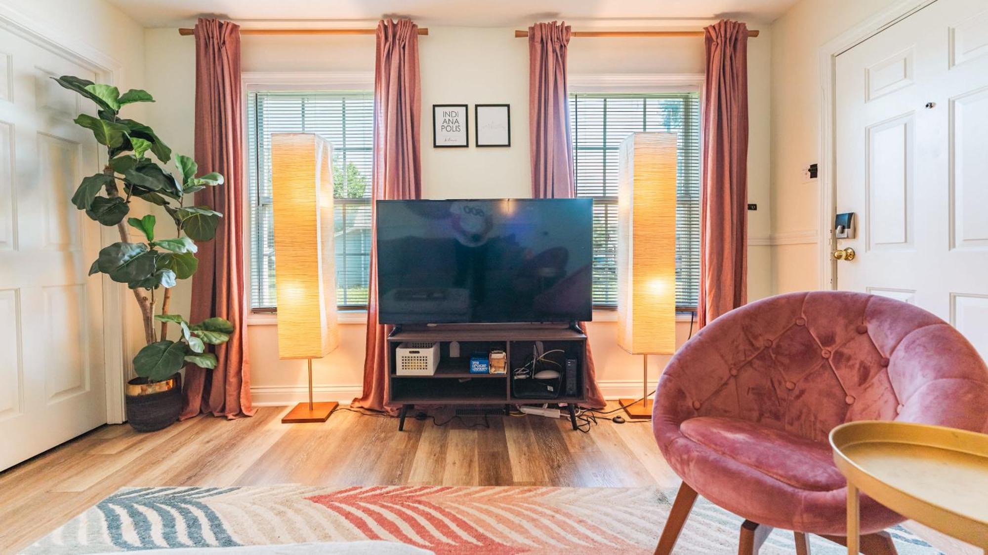 5 Mins To Speedway! Walk To Zoo, Wr Park, Iupui! Villa Indianapolis Bagian luar foto